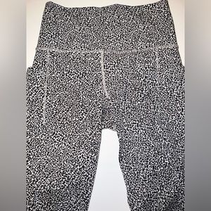 Athleta ultimate stash textured 7/8 leggings. B&W cheetah print. Extra Small